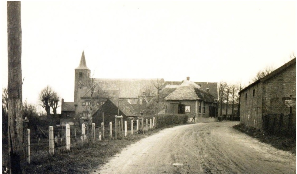 Dorpsweg 1948 rechts vd kerk